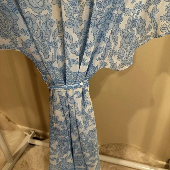 Blue and White Floral Lace Robe - Picture 6 of 6